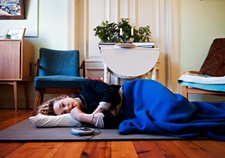 Ragnhild Toft Brochmann søkte selv frem til hjelp og hjelpemidler etter at hun ble skadet etter en ulykke. Hun er sykemeldt fra studiene, og her hviler seg hver dag på en ergonomisk matte.
