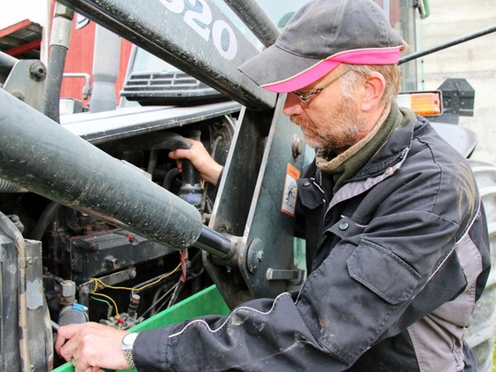 Torald Bergem reparerer traktormotor