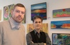 Stig Arne Wara og Eshan foran bilder på utstilling i Sommerstua Treffsted i Trondheim