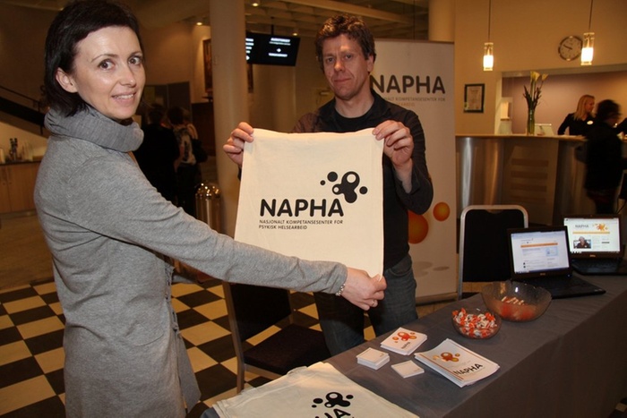 Turid Møller Olsø og Petter Dahle med NAPHA-stand på Dobbeldiagnose-konferansen i 2011