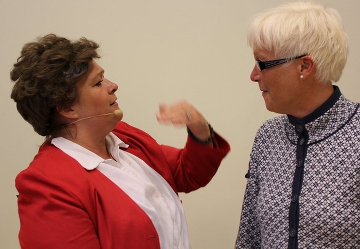 Rigmor Galtung (t.v) her i rollen som Gro Harlem Brundtland, sammen med leder ved DPS Stjørdal, Ann Inger Leitrø. (947 x 655)